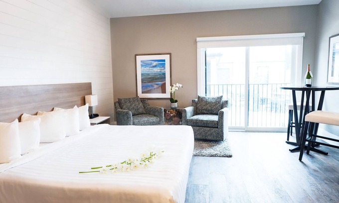 Grand Bend Hotel | The Colonial Hotel -Honeymoon Suite