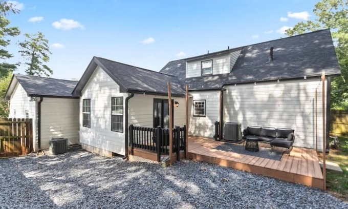 Smyrna House | The Comfort Corner - Fire Pit, Pet-Friendly, Games