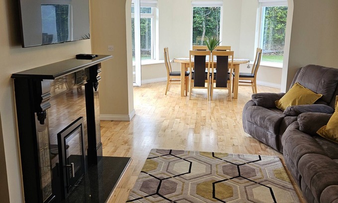 Roscoe House | The Comfortable and Spacious 4 Bedroom House in Ga