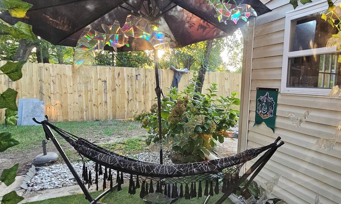 Fayetteville House | The Common Room- 1 Room+ full bath in Fayetteville with WiFi, AC, laundry.