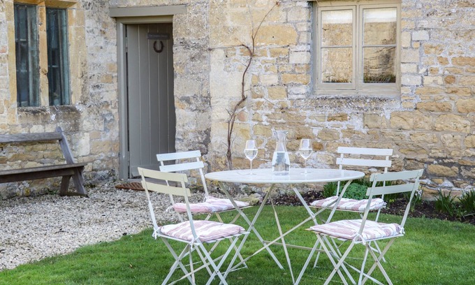 Chedworth Cottage | THE COMPTON COTTAGE, pet friendly, with a garden in Northleach