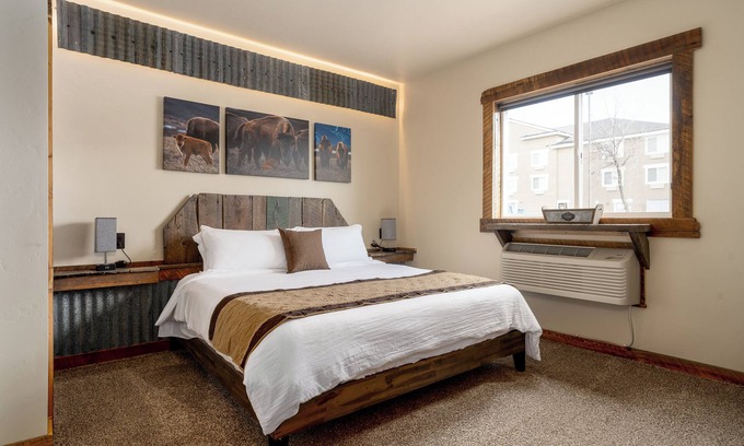 West Yellowstone Hotel | The Continental Divide 2 bedroom Suite