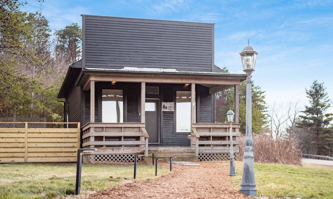 New Plymouth Cabin | The Copper & Oak House + Hot Tub l Fire Pit