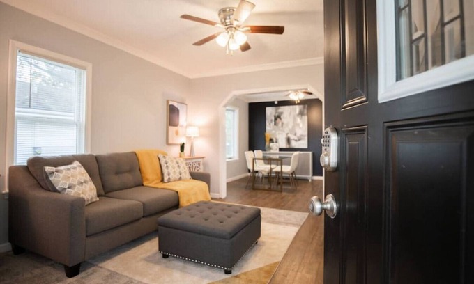 West Peoria House | THE CORNER COTTAGE - Contemporary 1BD in Peoria