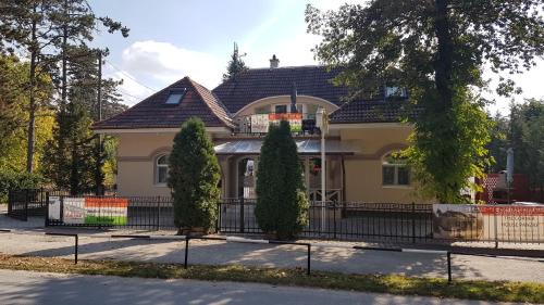 Tata House | The Corner House Panzió