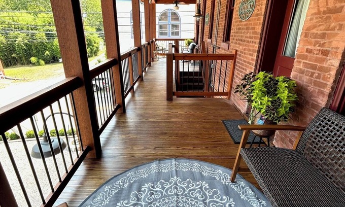 Freeman Apartment | The Corner Sweets, A Spacious 6-bedroom apartment with WiFi, in lovely Bramwell