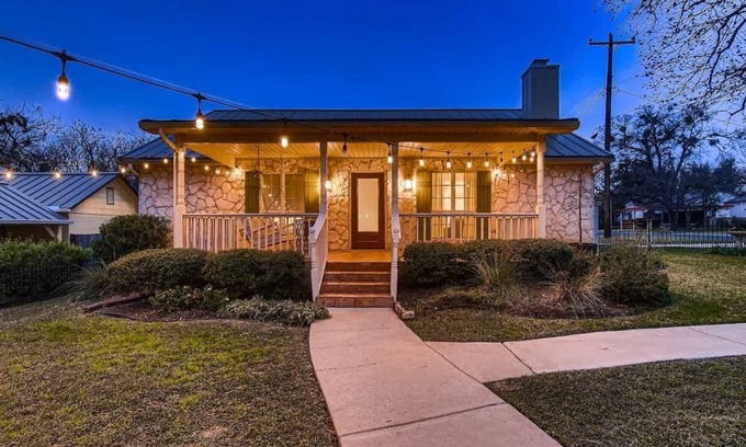 Georgetown House | The Cornerstone Cottage - steps from the Square!