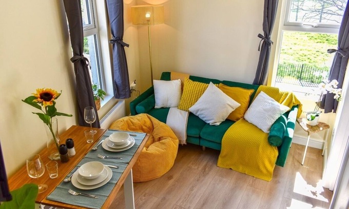 Plaistow Apartment | The Cosy Corner Flat: Canning Town