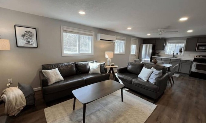 Eagle Rock House | The Cottage a Cozy cabin at Table Rock Lake - two blocks to water