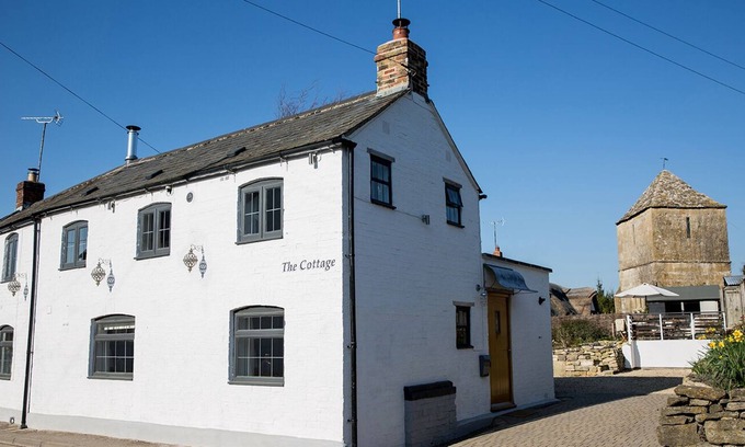 Mangotsfield Cottage | The Cottage and The Nook, Cotswolds, Sleeps 6 plus an Infant
