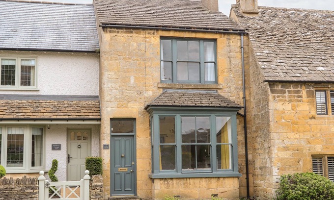 Broadway Cottage | THE COTTAGE AT BROADWAY, pet friendly, with a garden in Broadway