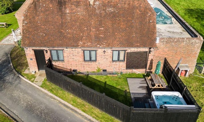 Upper Dicker House | The Cottage at Gildridge + Private Hot tub