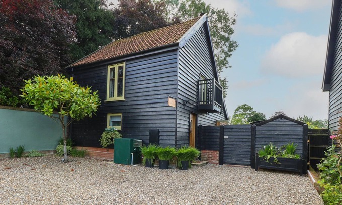 Diss Cottage | THE COTTAGE BARN, romantic, character holiday cottage in Rickinghall