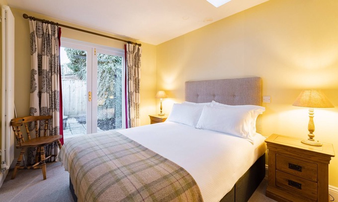 Hurstbourne Tarrant House | The Cottage -Bungalow Ensuite + Patio