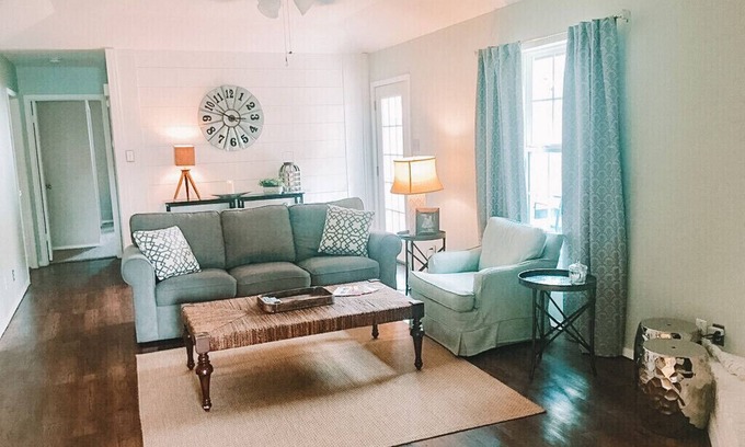 Woodway House | THE COTTAGE@CHAPEL RIDGE #1 in Waco for Exceptional reviews! Ranked #6 in all TX
