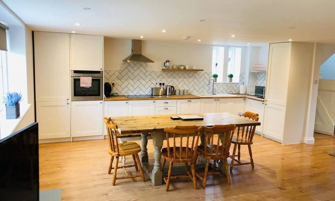 Halstead House | The Cottage in the quiant village of Birdbrook