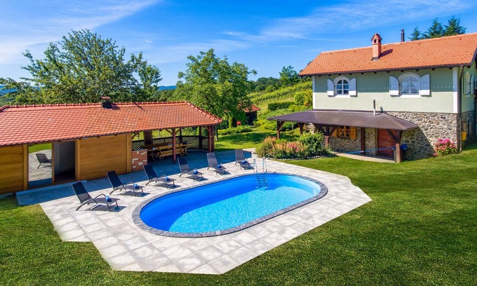 Jalzabet House | The cottage is located in nature, surrounded by vineyards, fruit trees, ornamental plants and other