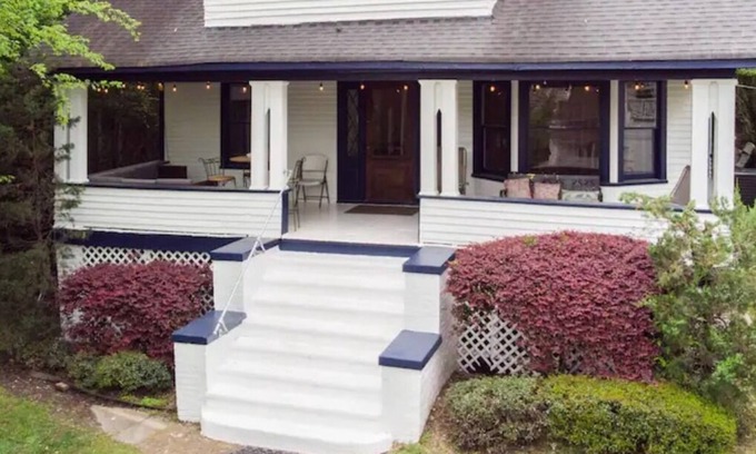 North Chattanooga House | The Cottage of North Chatt - Sleeps 12!