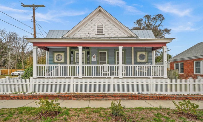 Morehead City House | The Cottage on Bridges - Walking distance to the Morehead City waterfront!