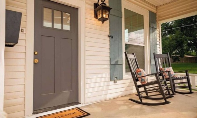 Brenham Cottage | The Cottage on Main