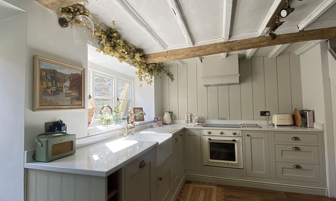 Castleton Cottage | THE COTTAGE ON THE ISLAND, with open fire in Castleton, Peak District