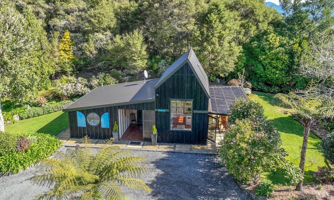 Hikuai Cottage | The Cottage on the Hill Pauanui
