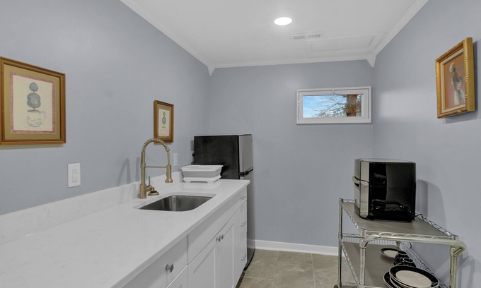 North Chesterfield Apartment | The Cottage Studio - 6 with WiFi and AC in brilliant Richmond