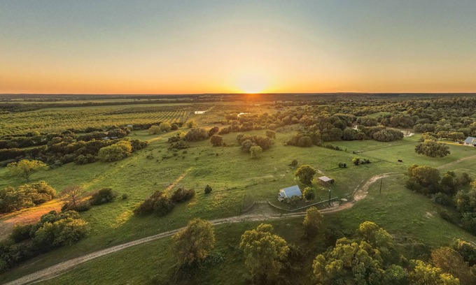 Smithville House | The Country Cottage w/Beautiful Views-5 mi. from historic downtown