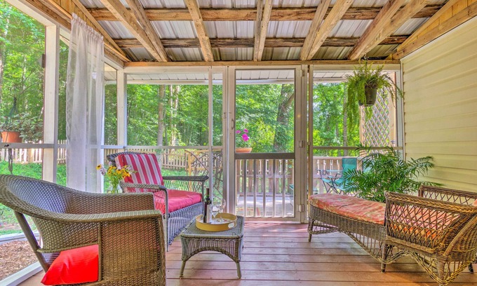 Union Mills Cottage | 'The Country Cottage’ in Union Mills w/Porch!