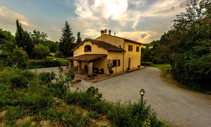 Empoli House | The country house in the middle of a small green valey