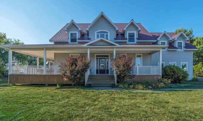 Milford House | The County Lakehouse - Waterfront w Hot Tub