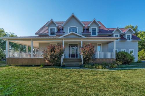 Milford House | The County Lakehouse - Waterfront w Hot Tub