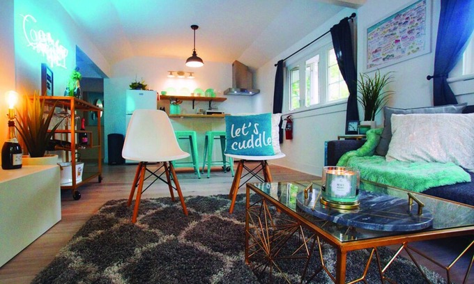 Historic Old Town House | The Coupe: A Hip Wine Lovers Retreat in Niagara-on-the-Lake! ✌️