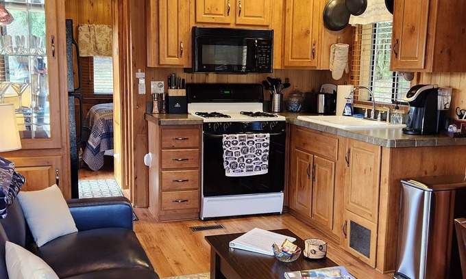 Julian Cabin | The Couple's Cabin in Wynola - 13 Acres of Nature - Hot Tub - Fire Pit - Gated