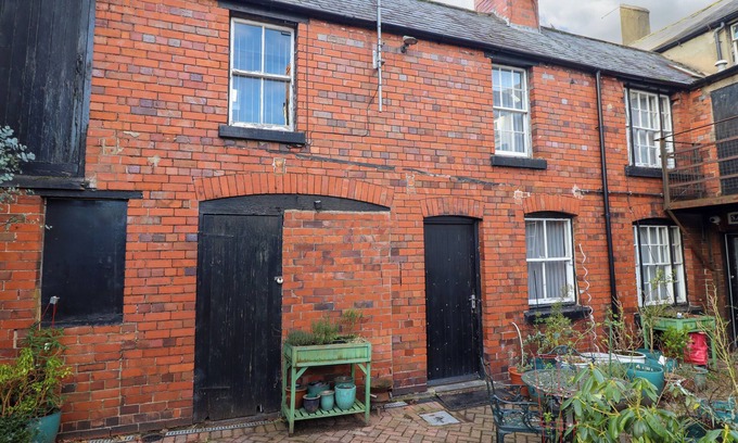 Llangollen Cottage | THE COURTYARD COTTAGE, pet friendly, with a garden in Llangollen