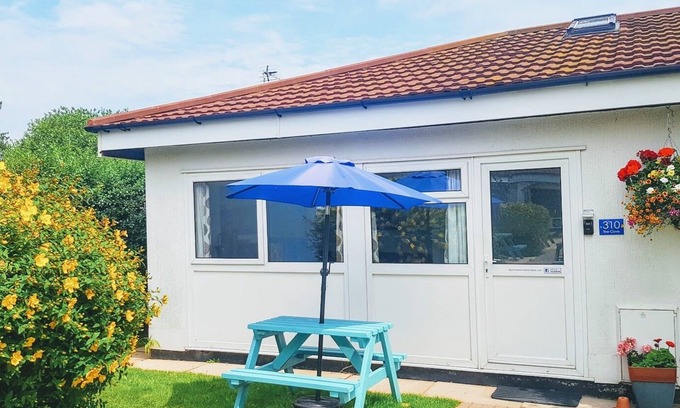 Dawlish Warren Ski Chalet | The Cove, 2 Bedroom Chalet on the 4* Welcome Holiday Park, Dawlish Warren