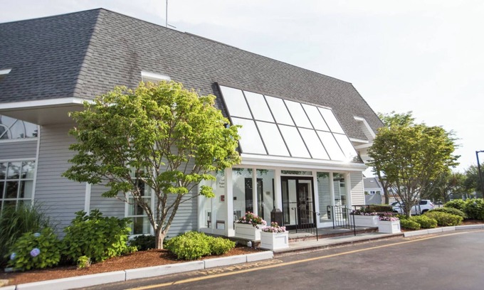 West Yarmouth Condo | The Cove at Yarmouth 1br Suite Friday Check-In