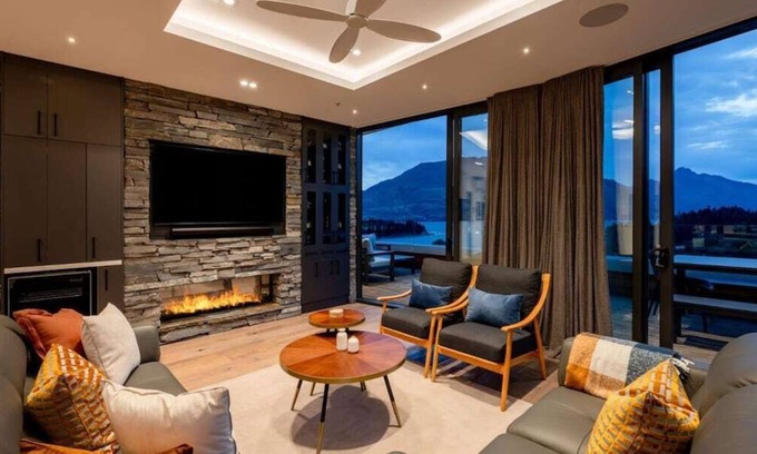 Queenstown City Centre Apartment | The Cove Penthouse, Free Parking, Fire Place, AC