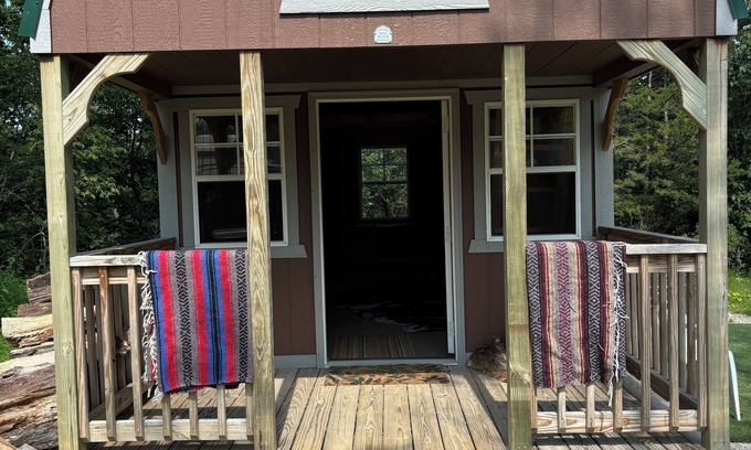Decorah Cabin | The Cowboy Cabin, secluded and peaceful, only 5 min from town & sleeps 4.