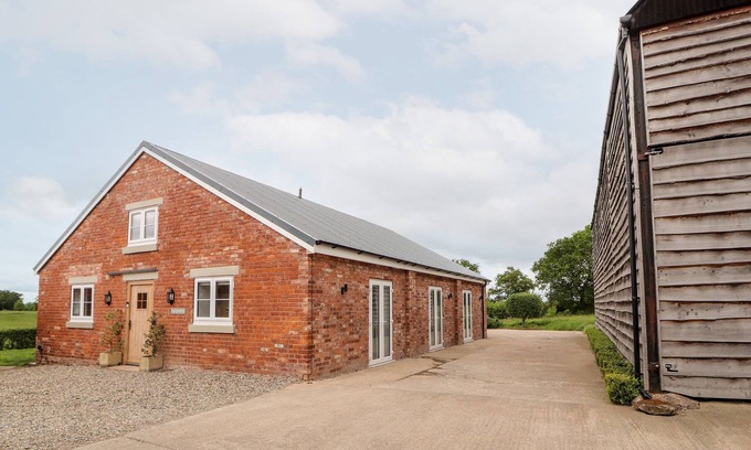 Loppington Cottage | THE COWHOUS, family friendly, with a garden in Wem