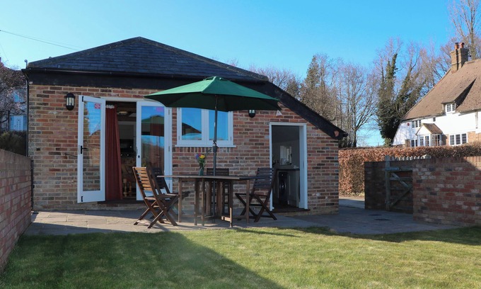 Sedlescombe Cottage | THE COWSHED, family friendly, with a garden in Westfield