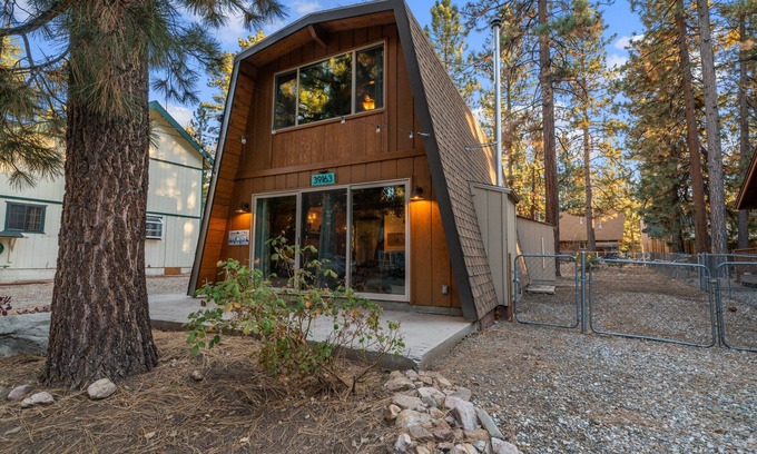 Boulder Bay Cabin | The Cozy Bear Cabin - Walk to Lake & Village, Fire Pit, Outdoor Games
