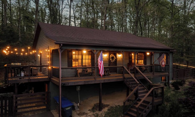 Front Royal Cabin | The Cozy Bear Cabin | Hot Tub, Fenced Yard, Games