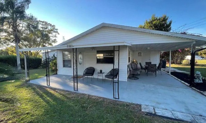 Zephyrhills House | The Cozy Bungalow Retreat