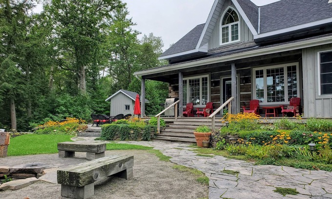 Dysart et al Cottage | The Cozy Canadian Lake House