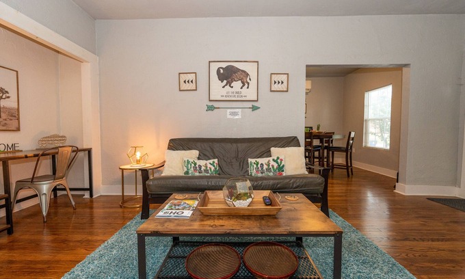 Chickasha House | The Cozy Chickasha | Fiber | Extra Parking | W/D