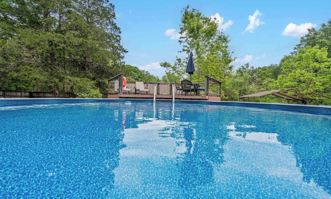 Kirbyville House | The Cozy Cottage Getaway | Private Pool & Hot Tub