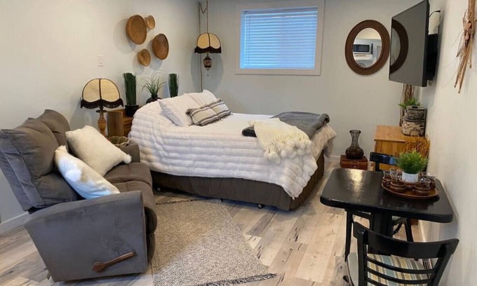 The Gulch Apartment | The Cozy Cove - cozy and bright bachelor suite