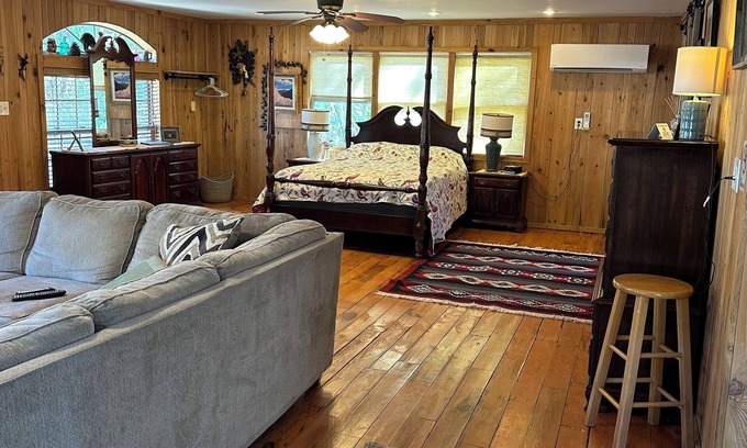 Homosassa Cabin | The Cozy Cute Rustic Lodge close to everything. Clean & Spacious- Fire Pit.