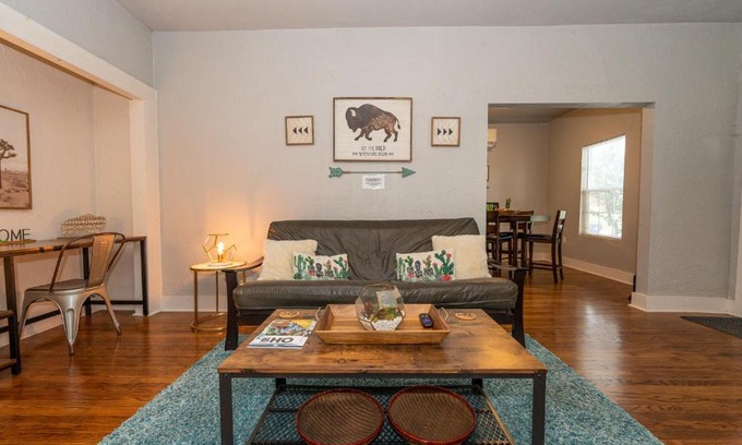 Chickasha House | The Cozy, Fiber Internet, Roku TVs, Washer & Dryer, Near DT Chickasha & Leg Lamp!